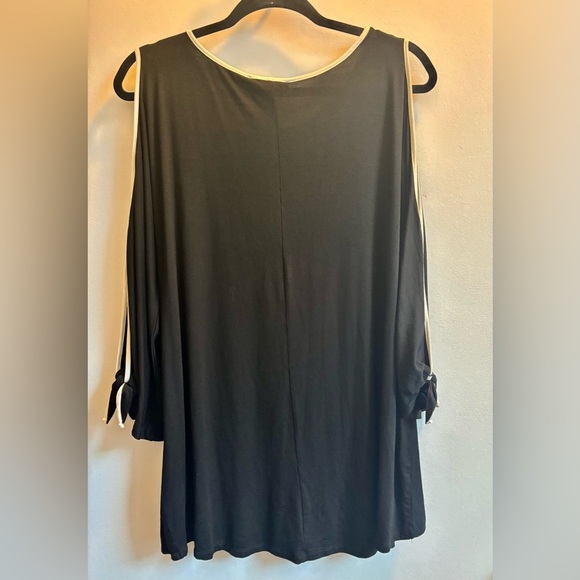 Cable & Gauge Black Relaxed Blouse with White trim and side slits - Picture 4 of 6